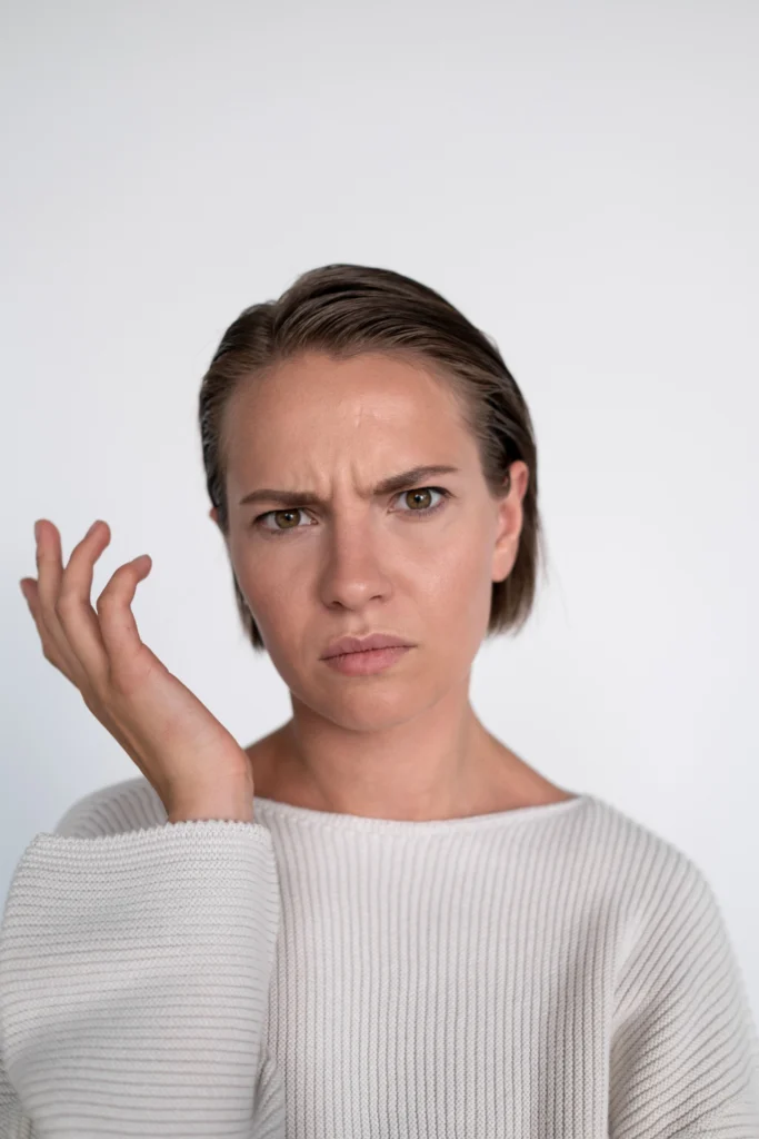 mujer con expresión dubitativa